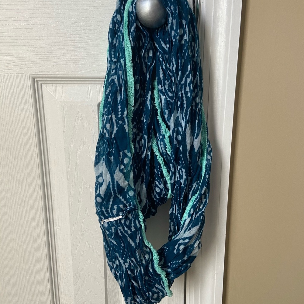 Patterned infinity scarf - Picture 3 of 4